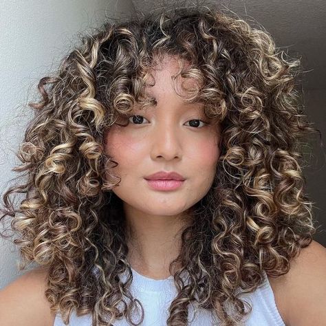 Long Rounded Layers Haircut Curly, Curl Color Hair, Dyed Curly Hair Highlights, Curly Hair Color Ideas Balayage Curls Highlights, Short Curly Balayage Hair, Highlights On Brown Curly Hair, Curl Highlights, Pintura Highlights Curly, Money Piece Curly Hair