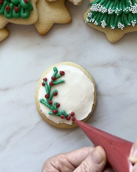 Christmas Sugar Cookies with Buttercream Frosting - That Bread Lady Christmas Frosted Sugar Cookies, Buttercream Sugar Cookies Christmas, Frosted Christmas Cookies, Fluffy Buttercream Frosting, Christmas Cookie Frosting, Shake N Bake, Frosting Tips, Christmas Tree Cookies, Winter Cookie