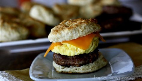 Sausage Egg and Cheese Biscuits {Freezer Meal Breakfast Sandwiches} via @HappyMoneySaver Freezer Meal Breakfast, Quesadilla Healthy, Burrito Healthy, Frozen Eggs, Sandwiches Breakfast, Frozen Recipes, Oatmeal Healthy, Camping Food Make Ahead, Meal Breakfast