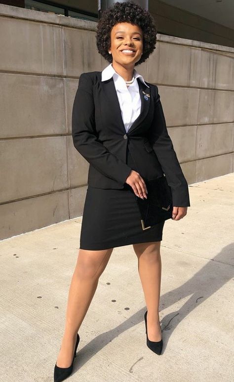 her ig: hannahchil Workday Outfits, Graduation Skirt, Skirt Suits For Women, Official Wear, Lawyer Outfits, Nice Heels, Professional Outfit, Flight Attendant Fashion, Fashionable Work Outfit