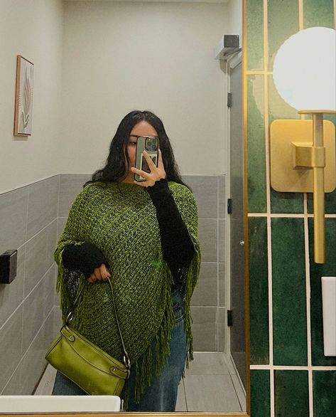 Thrifted poncho outfit Crochet Poncho Outfit, Winter Poncho Outfits, Fall Poncho Outfits, Poncho Outfit Winter, Poncho Outfit Fall, Poncho Outfit, Plus Size Winter Outfits, Midsize Outfits, Winter Outfits Aesthetic