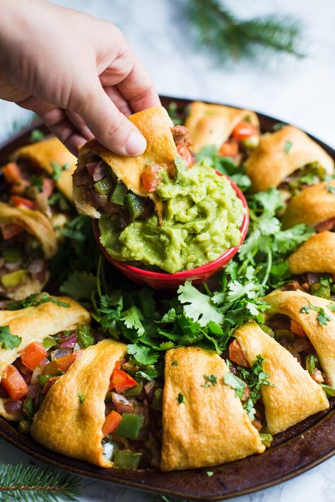 Holiday Wreath Taco Ring- this fully VEGAN holiday appetizer is easy to make, a fun party dish, and something that everyone will enjoy! Dinners Weeknight, Dinner List, Appetizers Vegetarian, Vegetarian Dinner Party, Vegan Dinner Party, Vegetarian Party, Vegetarian Christmas, Vegan Party Food, Dinner Ring