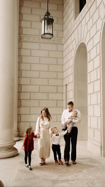 Family Christmas Photos, Palace Of Fine Arts, Family Christmas Pictures, Park Photography, Christmas Family Photos, Christmas Photoshoot, Ideas Family, Old Building, Old Money Aesthetic