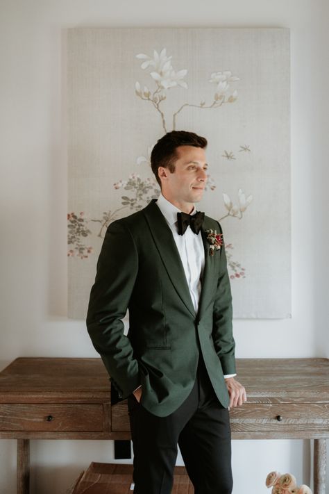 Hunter Green Wedding Suit Groom, Green Jacket Wedding Groom, Green Groomen Suit, Green Suit For Wedding Groom, Green Suit Black Pants, Green Suit Jacket Wedding, Green Wedding Menswear, Black And Emerald Suit Men, Olive Green Suits For Men Wedding