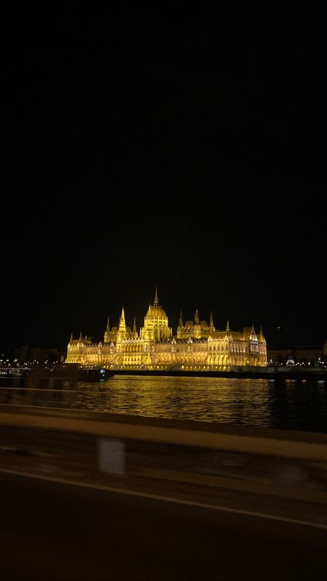 Budapest At Night, Budapest Nightlife, Budapest Aesthetic, Penthouse Aesthetic, Lights Aesthetic, New York Life, Quiet Life, Night Driving, Budapest Hungary