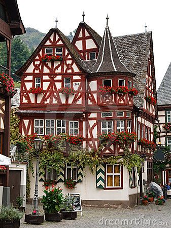 medieval homes germany | The Altes Haus (Old House), is a Medieval Half-Timbered House from ... Bacharach Germany, German Houses, German Architecture, Rhineland Palatinate, Medieval Houses, European Architecture, Architecture Old, Old Buildings, Alsace