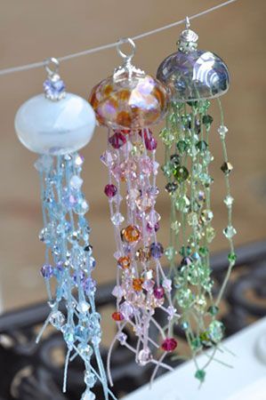 Jelly Fish Ornaments Diy, Easy Bead Ornaments, Things To Make With Glass Beads, Jelly Fish Jewelry, Jelly Fish Earrings, Beaded Jellyfish Tutorial, Bead Art Projects, Jelly Fish Craft, Beaded Jellyfish