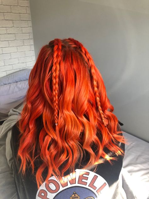 Outfits For Orange Hair, Tangerine Hair Color, Tangerine Hair, Orange Hairstyles, Orange Hair Dye Ideas, Red Orange Hair Color, Bleach London Tangerine Dream, Red And Orange Hair Color, Orange Hair Ideas