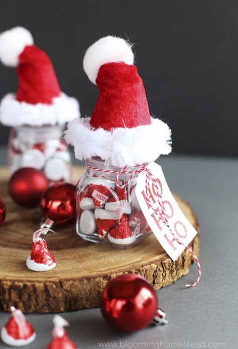 These Santa Hat Jars are so adorable, be sure to fill them with Hershey's Kisses Santa Hat Chocolates you can find at target. Such a fun gift idea or party favor. Christmas Candy Crafts, Baby Food Jar Crafts, Christmas Candy Gifts, Diy Santa, Dollar Store Christmas, Candy Crafts, Christmas Favors, Christmas Jars, Santa Hats