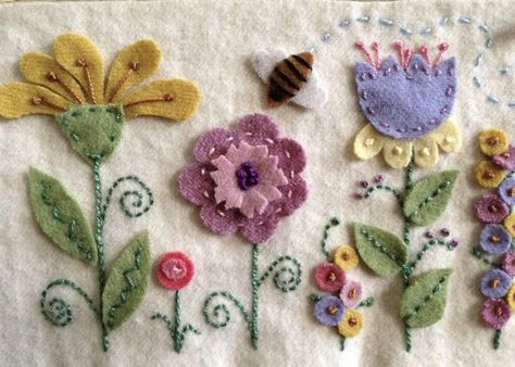 Áo Blu, Wool Flowers, Baby Mobil, Wool Felt Projects, Hand Sewing Projects, Wool Applique Patterns, Felted Wool Crafts, Wool Quilts, Wool Appliqué