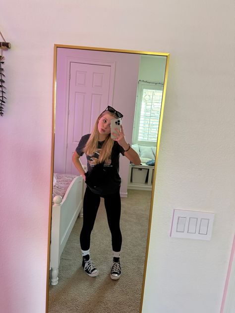 Cute Outfits For School Black Leggings, Converse Outfit With Leggings, Converse Leggings Outfit, Converse And Leggings Outfit, Converse With Leggings, Highschool Fits, Leggings And Converse, Basic Ootd, Cute Summer Fits