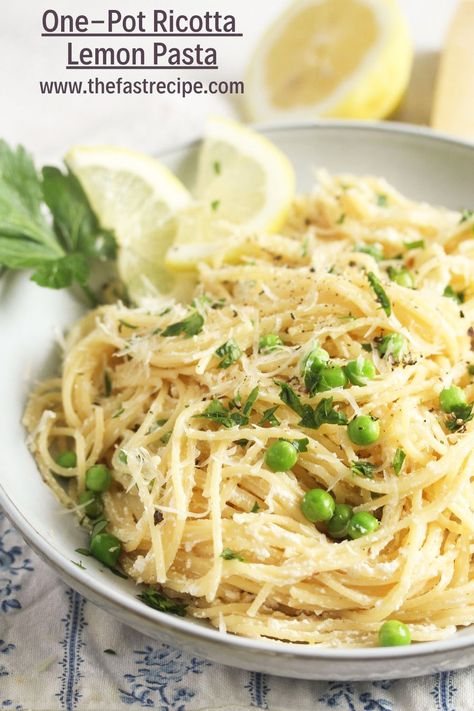 Delicious one-pot pasta with ricotta and lemon ready in the time it takes to cook the pasta; this is a perfect meal for any night of the week. Pasta With Ricotta, Pasta Italia, Fresh Pasta Recipes, Beef Pasta Recipes, Quick Pasta Recipes, Ricotta Pasta, Beef Pasta, Lemon Ricotta, Lemon Pasta