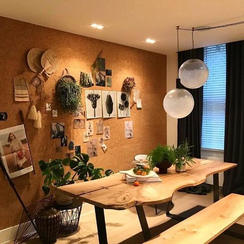 Now THIS is our kind of board! An entire wall of corkboard magic...? Yes please!..., #apartmentdecor #apartmentlife #apartmentliving #board #boards #Chalkboard #cleanup #collegedays #cork #Corkboard #corkboards #declutter #dine #Dining #diningtable #domore #dorm #eatwell #entire #girlbosses #girlbosslife #kind #kitchen #kitchendesign #kitchenspace #magic #magnets #momsofig #officedecor... Chalk And Cork Board Ideas, Cork Board Kitchen Wall, Cork Board Walls, Kitchen Cork Board Ideas, Kitchen Corkboard, Corkboard Wall, Fairy Lights On Wall, Pinboard Ideas, Corner Wall Decor