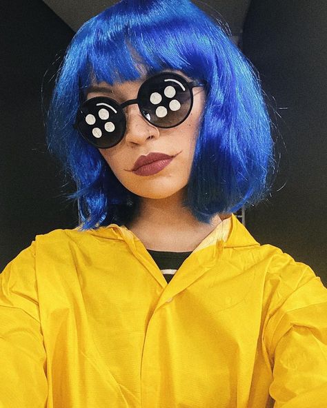 Adult Coraline Costume, Halloween Costumes For Blue Hair, Coraline Button Eyes Makeup, Last Minute Book Week Costumes, Coraline Costume Women, Coraline Halloween Costume Ideas, Coraline Diy Costume, Coraline Jones Costume, Easy Comic Con Outfits For Women