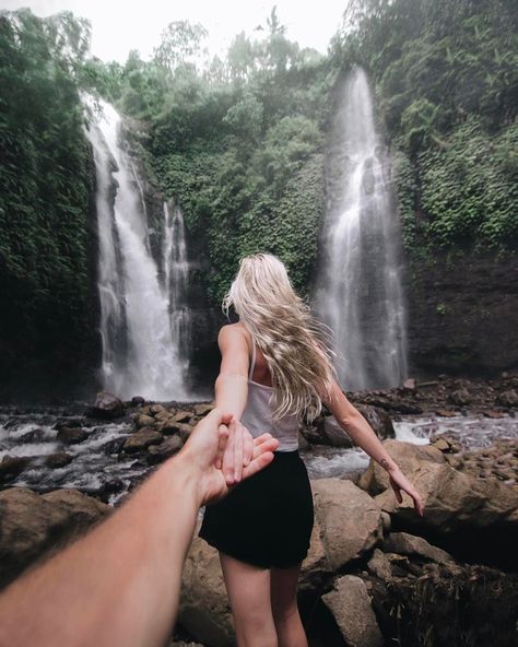 Waterfall Picture Ideas, Hiking Picture Ideas, Bali Travel Photography, Couple Travel Photos, World Inspiration, Bali Waterfalls, Hiking Pics, Hiking Photos, Travel Pose