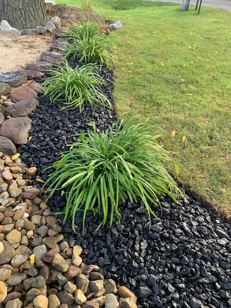 Black Rock Landscaping, Rock Flower Beds, Tattoo Plant, Mulch Landscaping, River Rock Landscaping, Stone Landscaping, Rock Garden Landscaping, Indoor Gardens, Front House Landscaping