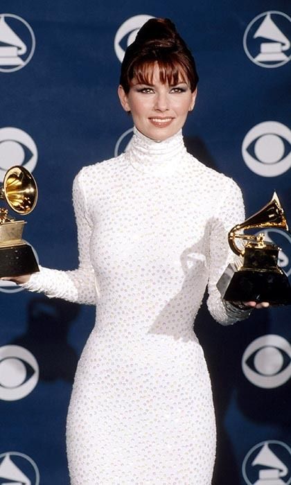 In 1999, Shania Twain picked up two Grammys for ‘Best Female Country Vocal Performance’ and ‘Best Country Song.’ (Photo © Kevin Mazur/WireImage/Getty Images) Jewel Singer, Shaina Twain, Marc Bouwer, Song Photo, Leopard Print Bra, Best Country Music, Country Music Awards, Country Song, Country Pop