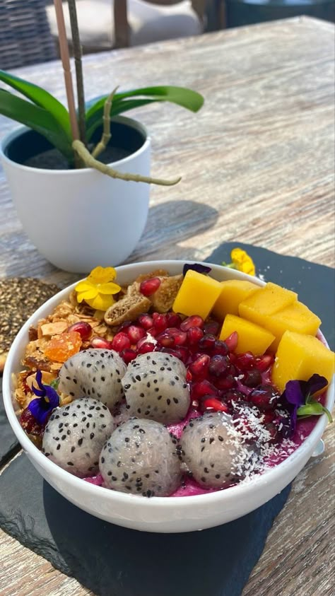 Dragon Fruit Bowl, Pitaya Bowl, Fruit Aesthetic, Sun Aesthetic, Vibe Aesthetic, Aesthetic Sky, Smoothie Bowl Recipe, Healthy Food Motivation, Healthy Lifestyle Food