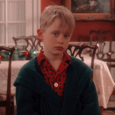 Kevin Mccallister Icons, Home Alone Actor, Macaulay Culkin Home Alone, Home Alone Kevin, Kevin Home Alone, Kevin Mcallister, Santas Village, Home Alone 1990, Kevin Mccallister