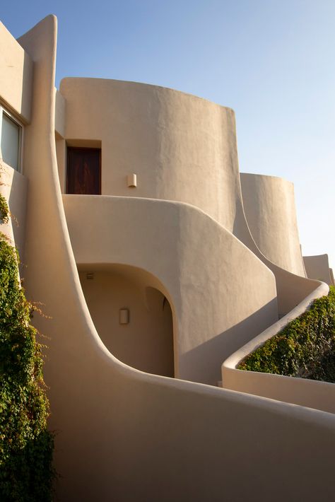 Areas Verdes, Masonry Wall, Vernacular Architecture, Architecture Concept Drawings, Curved Walls, Modern Beach House, Residential Complex, Unique Houses, Beach Villa