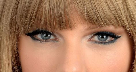 taylor-swift-eye-makeup-close Taylor Swift Eyes, Celebrity Eyebrows, Taylor Swift Makeup, Taupe Eyeshadow, Green Eyeliner, Cute Eyeshadow Looks, Makeup For Blondes, Silver Eye, The Beauty Department