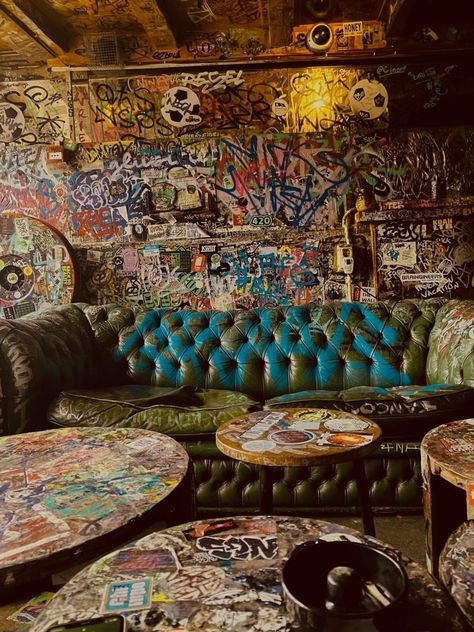 Grunge Garage, Punk House, Street Graffiti, Art Brut, Graffiti Wall, Restaurant Decor, Cool Rooms, Cafe Restaurant, Abandoned Places