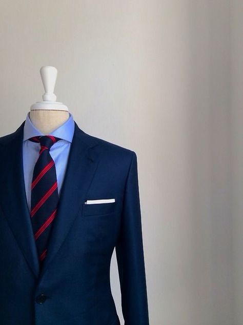 . Tie With Blue Suit Men, Blue Shirt Red Tie, Navy Suit Blue Shirt, Blue Suit Red Tie, Suit With Red Tie, Navy Suits, Costume Africain, Suit Combinations, Blue Suits