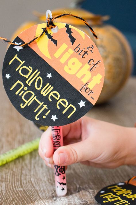 Halloween Trick Or Treat Ideas, Class Party Halloween, Glow Stick Halloween, Halloween Treat Tags, Glow Stick Party, Halloween Printables Free, Glow Stick, Halloween Toys, Treat Ideas