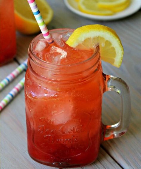 10 Refreshing Drinks You Can Make With Apple Cider Vinegar Cider Drink Recipes, Strawberry Lemonade Punch, Apple Cider Vinegar Drink Recipes, Acv Drink, Apple Cider Vinegar Recipes, Apple Cider Drink, Apple Cider Vinegar Detox Drink, Vinegar Benefits, Vinegar Drinks