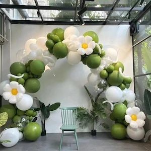 Plant Balloon Arch, Sage Green And Daisy Birthday, Cottage Core Balloon Arch, Birthday Party Green Theme, Daisy Balloon Decorations, Enchanted Forest Balloons, Bobo Balloons Decoration, Sage Green Birthday Decor, Green Decorations Party