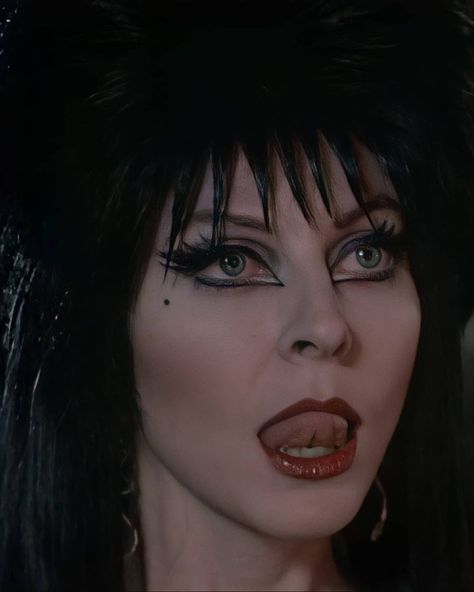 El Vira Makeup, Diy Elvira Costume, Elvira Mistress Of The Dark Makeup, Elvira Mistress Of The Dark Costume, Elvira Mistress Of The Dark Fanart, Elvira Halloween Costume, Elvira Hair, Elvira Art, Elvira Drawing