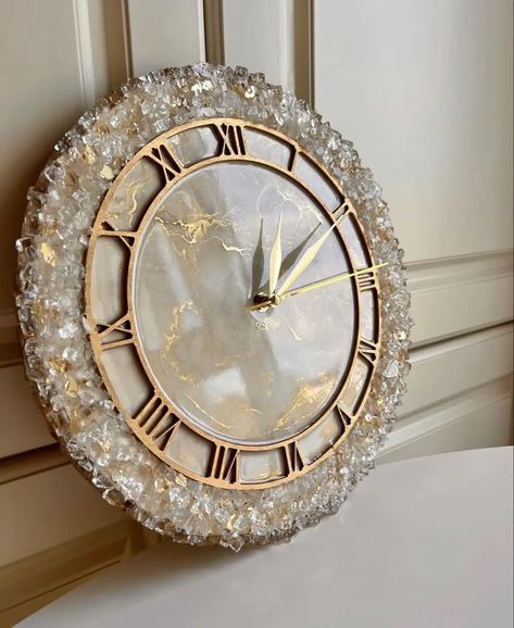 Resin Wall Clock for Home Decor Golden Geode modern design | eBay Decor Luxury, Home Decor Ideas Luxury, Golden Room Decor, Gold And White Decor, Furniture Modern, Home Decor Inspiration Modern, Modern Diy Home Decor, Living Room Decor Ideas Apartment, Modern Living Room Decor Ideas