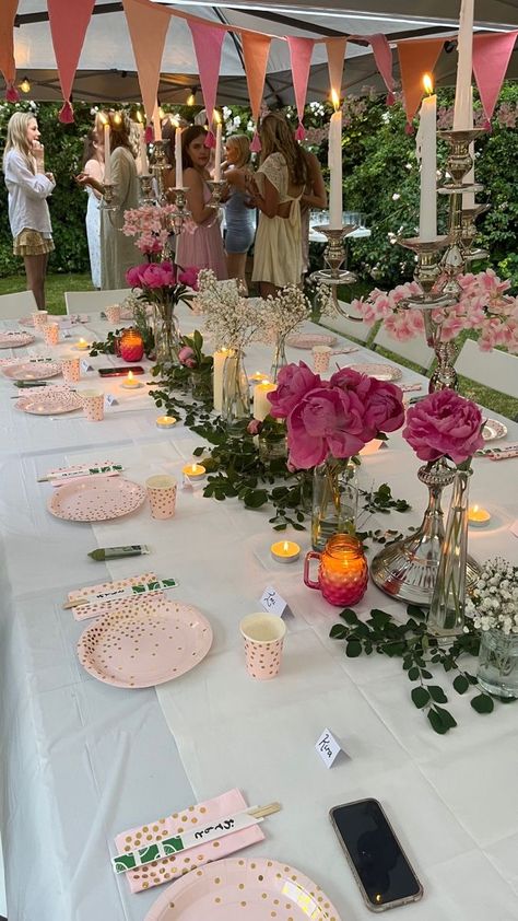 Party Drink Set Up Ideas, Flowers For Party Tables, Sweet 16 Party Ideas Themes Spring, Backyard Table Ideas Party, Garden Theme Sweet 16 Party, Vintage Floral Party Decor, Simple Garden Party Ideas, 18th Summer Birthday Party Ideas, Outdoor Garden Party Decor