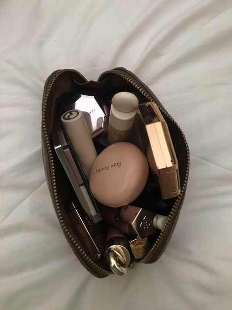 Stile Casual Chic, Chocolate Girls, Visual Board, Fancy Makeup, Trendy Makeup, Makeup Obsession, Foto Ideas Instagram, Brown Aesthetic, Essential Bag