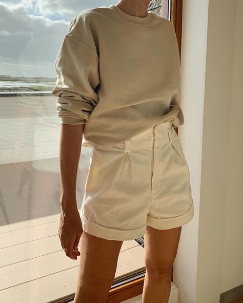 Tailored Shorts Outfit, Minimal Stil, Anouk Yve, Minimalist Moda, Outfit 2020, Traje Casual, Shorts Outfit, Tailored Shorts, Looks Street Style