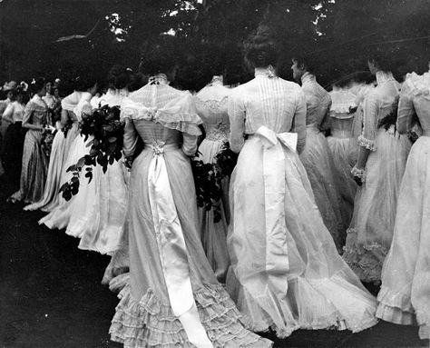 vintage everyday: 21 Thought-Provoking Historical Photographs You've Never Seen Before Women In Dresses, Edwardian Gowns, Photos Rares, English Breakfast, Gilded Age, Photo Vintage, Vestidos Vintage, Edwardian Era, Edwardian Fashion