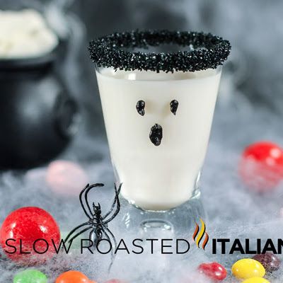 White Chocolate Ghost Shooter @keyingredient #caramel #chocolate Ghost Shooters, Ghost Shots, Ghost Cocktail, Marshmallow Vodka, Shooter Recipes, Chocolate Caramel Cookies, French Vanilla Creamer, Caramel Vodka, Halloween Drink