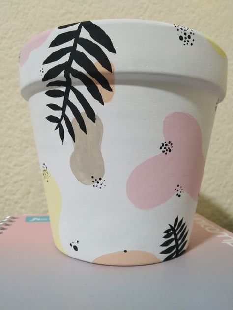 Maseta pintada a mano con un toque aesthetic 😉 Masetas Aesthetic, Pot Painting Ideas Aesthetic, Letras Disney, Chica Aesthetic, Pot Painting, Little Garden, Fake Flowers, Flower Pots, Planter Pots