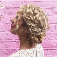 Curly Hair Easy Updo, Curly Hair Updo Wedding, Short Curly Hair Updo, Naturally Curly Hair Updo, Natural Hair Updo Wedding, Curly Bridal Hair, Curly Hair Up, Hair Updos Tutorials, Fine Curly Hair