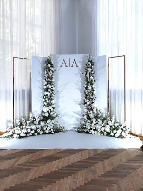 Wedding Entry Table Ideas Modern, Modern Elegant Wedding Theme, Simple Photobooth Ideas, Photocorner Ideas, Backdrop Wedding Ideas, Modern Wedding Backdrop, Simple Wedding Backdrop, Decorating Ideas Wedding, Wedding Decoration Idea