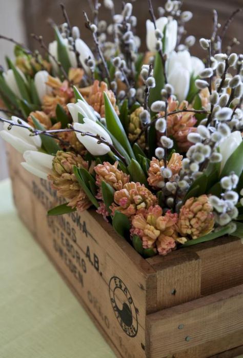 Décoration printanière et composition florale avec saule                                                                                                                                                                                 Plus Spring Arrangements, Tulips Garden, White Tulips, Deco Floral, Garden Care, Arte Floral, Love Flowers, Spring Floral, Wooden Box