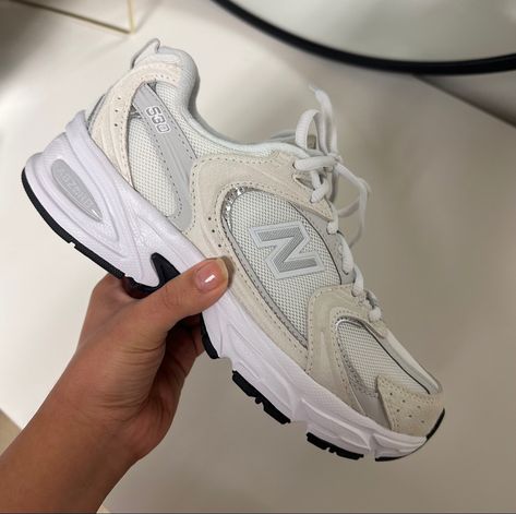 Aesthetic Walking Shoes, Shoes 2024 Trends, 2024 Shoe Trends, Shoe Ideas For Women, Shoes For Tennis, Cute Tennis Shoes, Shoe Storage Ideas, Trendy Shoes Sneakers, Pretty Shoes Sneakers