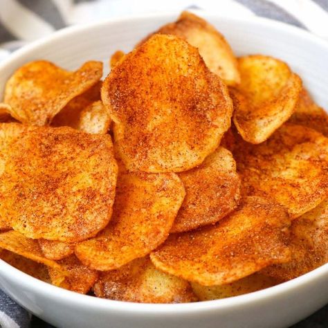 Crispy Air Fryer Potato Chips without Oil {+ 3 Flavors!} Air Fryer Chips, Chip Seasoning, Air Fryer Potato Chips, Air Fryer Potato, Potato Chip Recipes, Crispy Chips, Air Fried Food, Air Fryer Oven Recipes, Air Fry Recipes