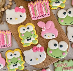 Hello Kitty Favors, Friends Cookies, Bolo Da Hello Kitty, Hello Kitty Birthday Theme, Kitty Cookies, Hello Kitty Cookies, Hello Kitty Birthday Cake, Hello Kitty Birthday Party, Arts And Crafts For Teens