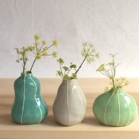 Ceramic Vase Painting Ideas Simple, Small Clay Vase Diy, Small Ceramic Vases Pottery, Small Ceramic Vase, Small Pottery Ideas, Plants In Vases, Green Vase Decor, Clay Vase Ideas, Ceramic Vases Handmade