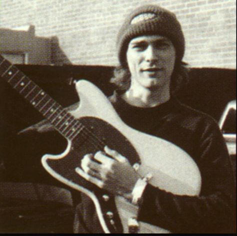 Kurt Cobain wearing hospital bracelet Kurt Cobain, Electric Guitar, A Man, Guitar, Black And White, White, Black