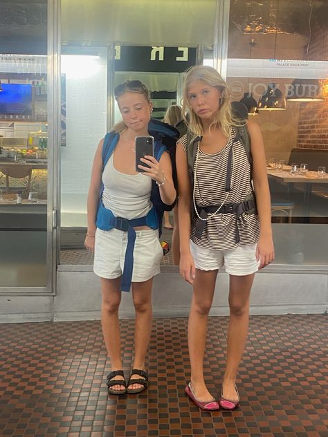 Backpacking Outfits Europe, Backpack Europe Aesthetic, Interrailing Europe Outfits, Europe Backpacking Outfits, Backpacking Europe Outfits, Interrailing Europe Aesthetic, Backpacking Europe Aesthetic, Interrail Aesthetic, Interrailing Europe