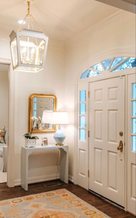 Breezy Interior Design, Simple Grand Millenial, Grand Millennial Foyer, Preppy Foyer, Southern Costal Decorating, Grandmillennial Entryway, Charleston Inspired Decor, Grand Millennial Entryway, Preppy Entryway