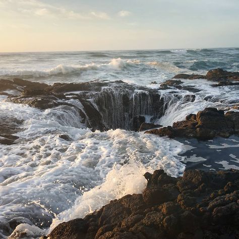 25 Surreal Places In The United States You Won’t Believe Really Exist - Narcity Thors Well, Yachats Oregon, Fantasy Ocean, Surreal Places, Places In Usa, Yosemite Falls, Hiking Spots, Slot Canyon, Tiger King