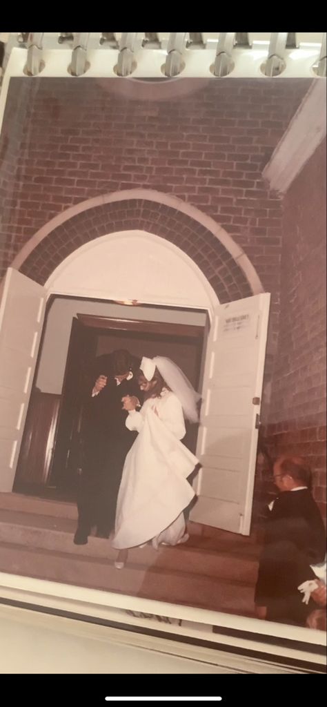 Vintage 70s Wedding Aesthetic, 1960s Wedding Photos, Vintage Wedding Portraits, Wedding Vintage Aesthetic, 50s Wedding Aesthetic, Retro Wedding Photos, 60s Wedding Theme, Nikah Photos, 60s Wedding Aesthetic